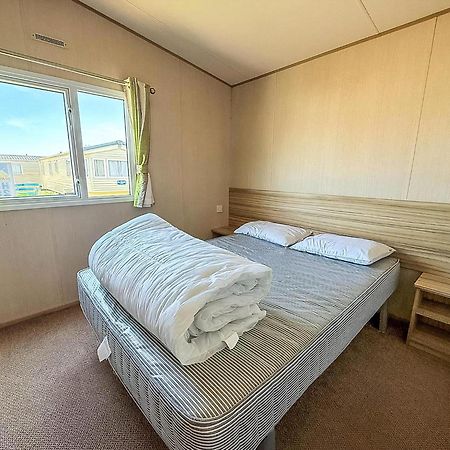 6 Berth Caravan For Hire With Wifi At Seawick Holiday Park In Essex Ref 27025Hv Клактон-он-Си Экстерьер фото