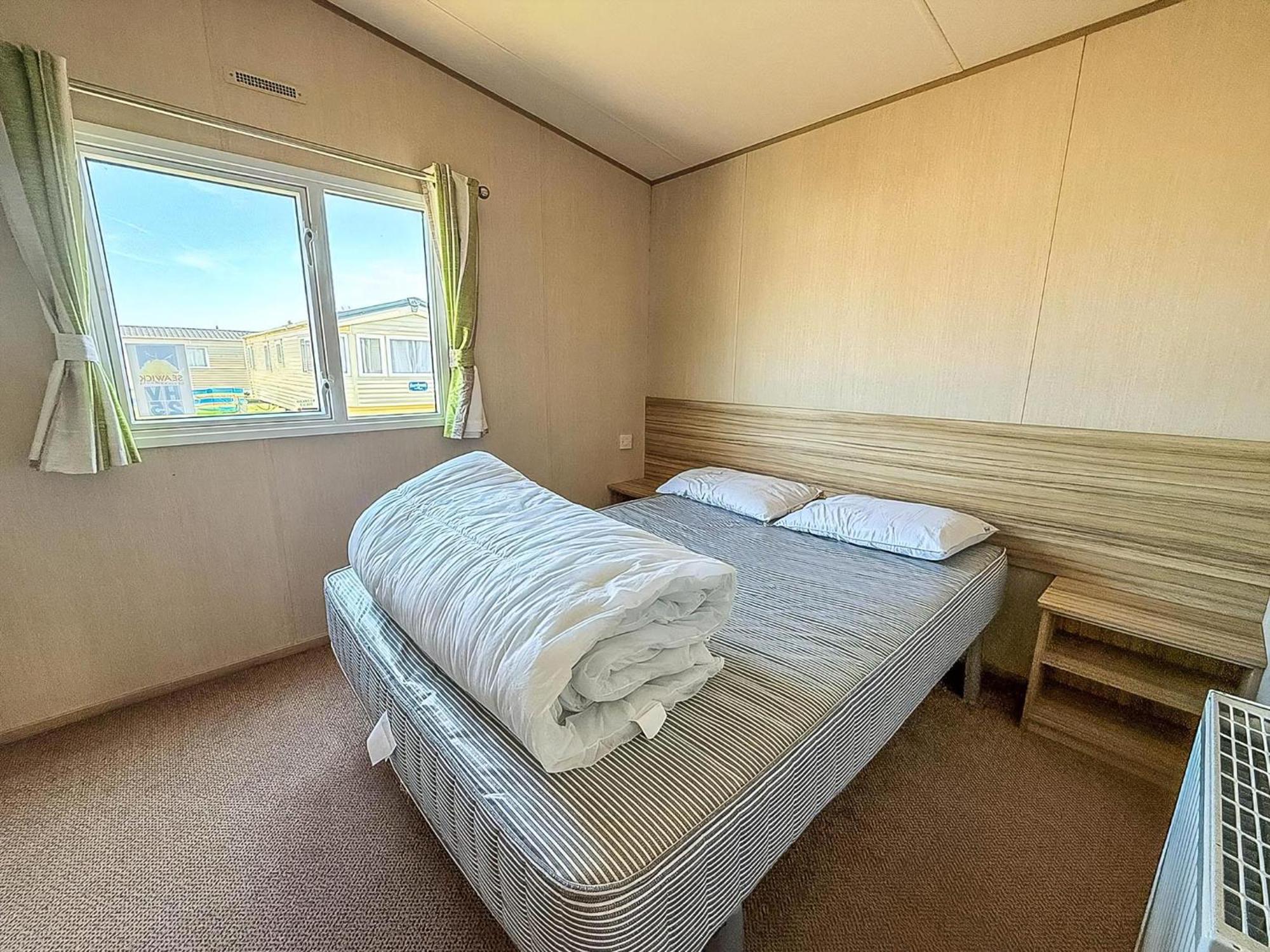 6 Berth Caravan For Hire With Wifi At Seawick Holiday Park In Essex Ref 27025Hv Клактон-он-Си Экстерьер фото